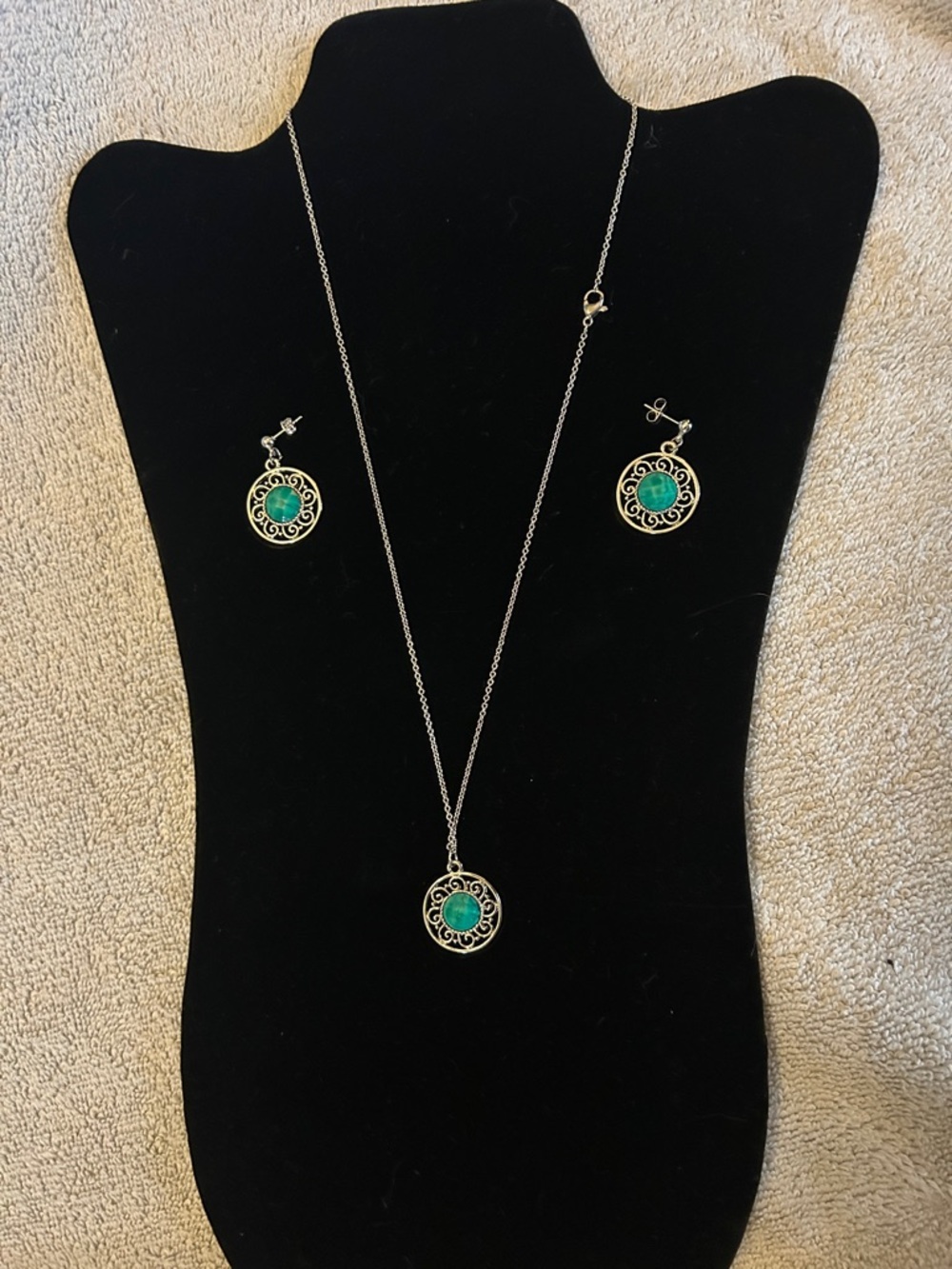 Pretty Green and Silver tone Fashion necklace with matching earrings